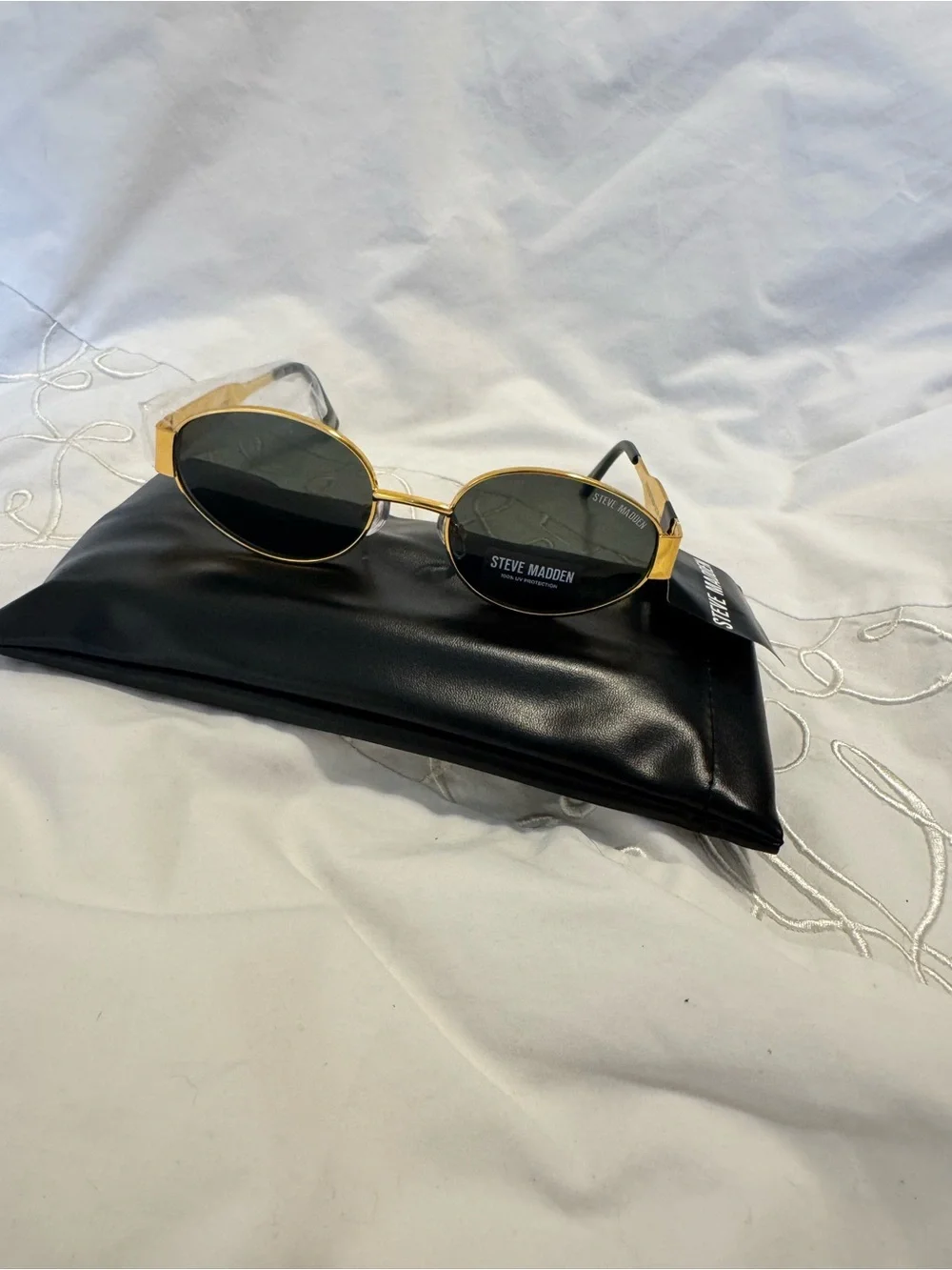 Steve Madden Mystie Oval Sunglasses Gold Frame Green Black Lens Women’s w/ Case